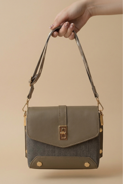Luxury Tweed Flip‑Top Crossbody